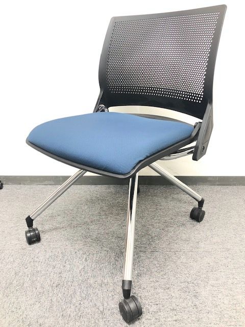 【現行シリーズ】スタイリッシュなネスティングチェア｜オカムラ製クリール
                        クリール
                                    中古
            