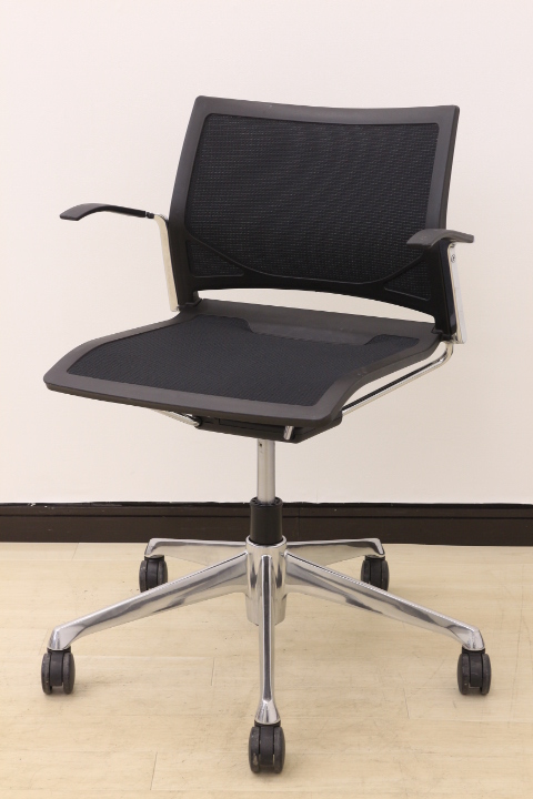 【背もたれと座面がメッシュの軽快なチェア！】■オカムラ製・ツァルトチェア　■ミーティング用・ブラック
                        ツァルト 
                                    中古
            