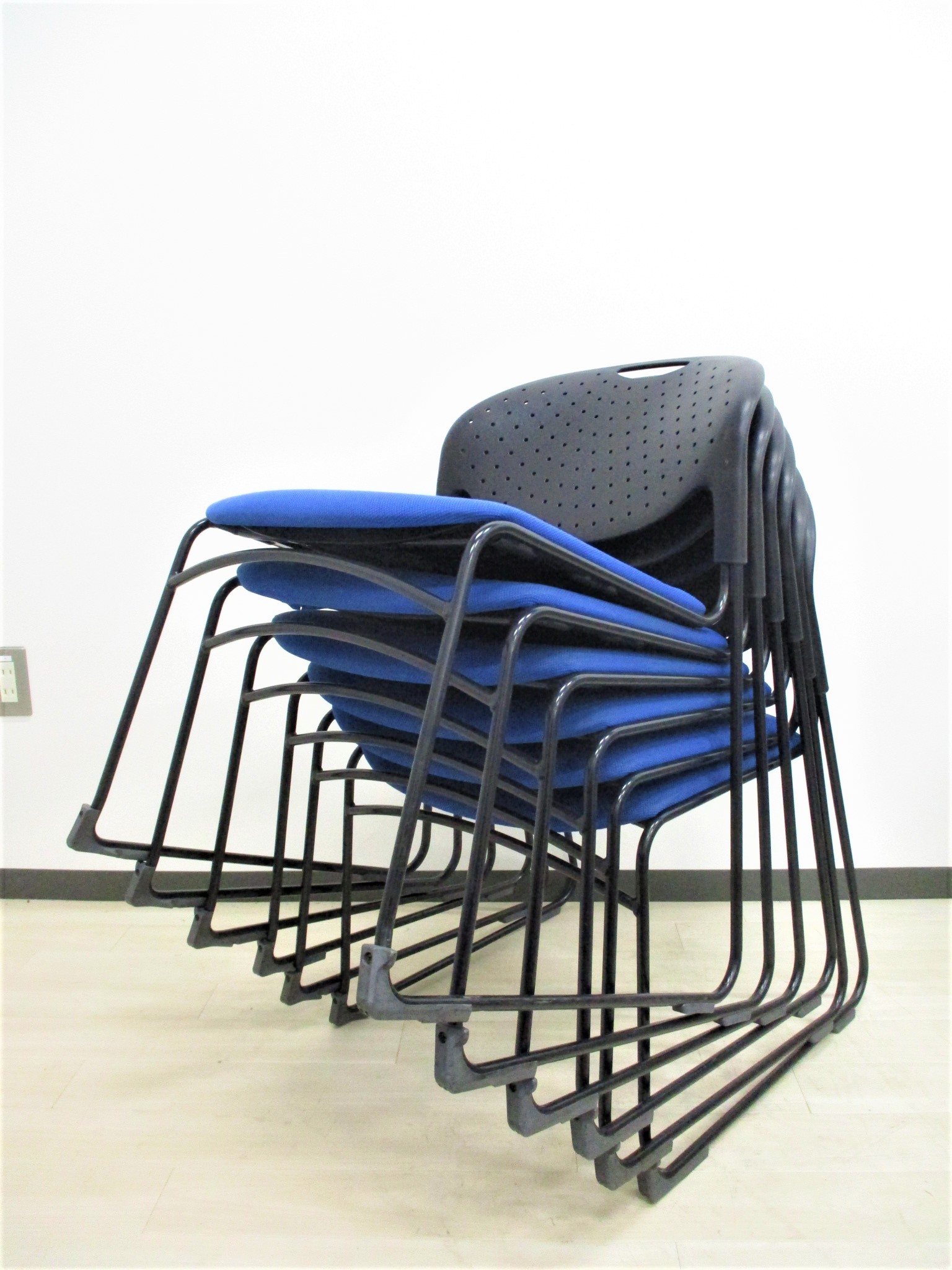 【お洒落なブラックフレーム6脚セット！】軽い‼上下に重ねられるスタッキングチェア！！
                        クリケット
                                    中古
            