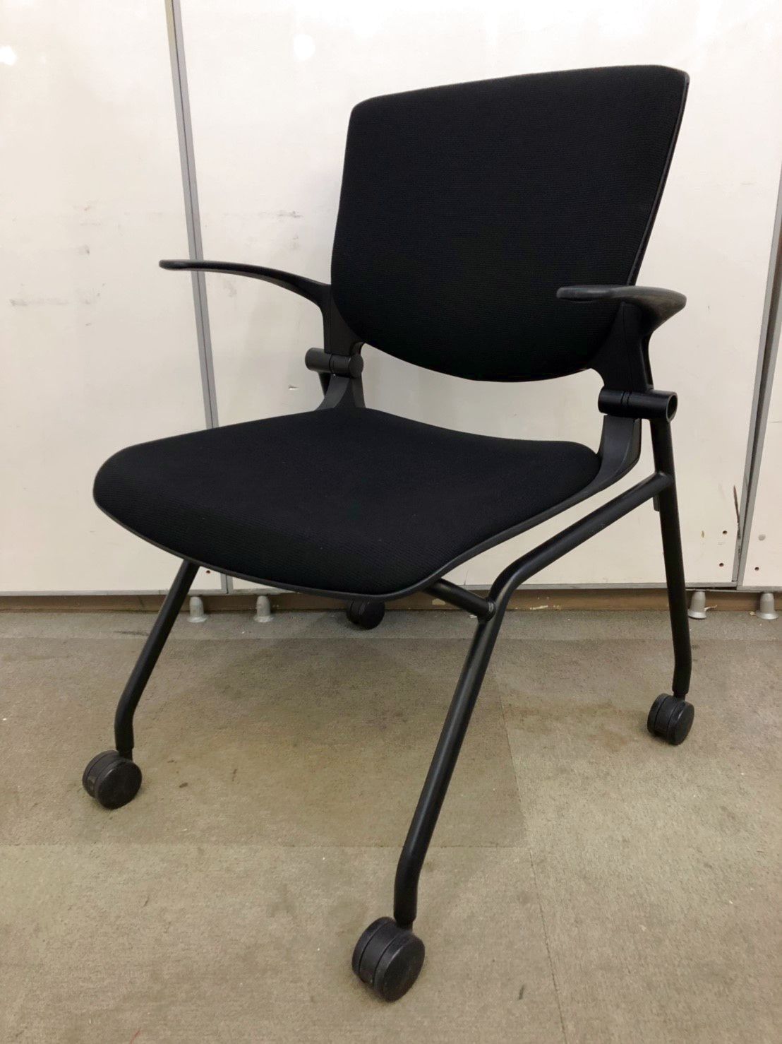 【高級チェア　品質抜群！！】【残り1脚の為　特別価格！！】オカムラ製のネスティングチェア！
                        グラータ
                                    中古
            