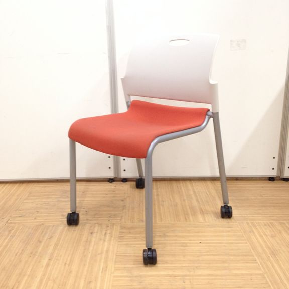 【お部屋を明るくするカラー！】キャスター付きで移動らくらく！ウチダ製スタッキングチェアが入荷！
                        その他シリーズ
                                    中古
            