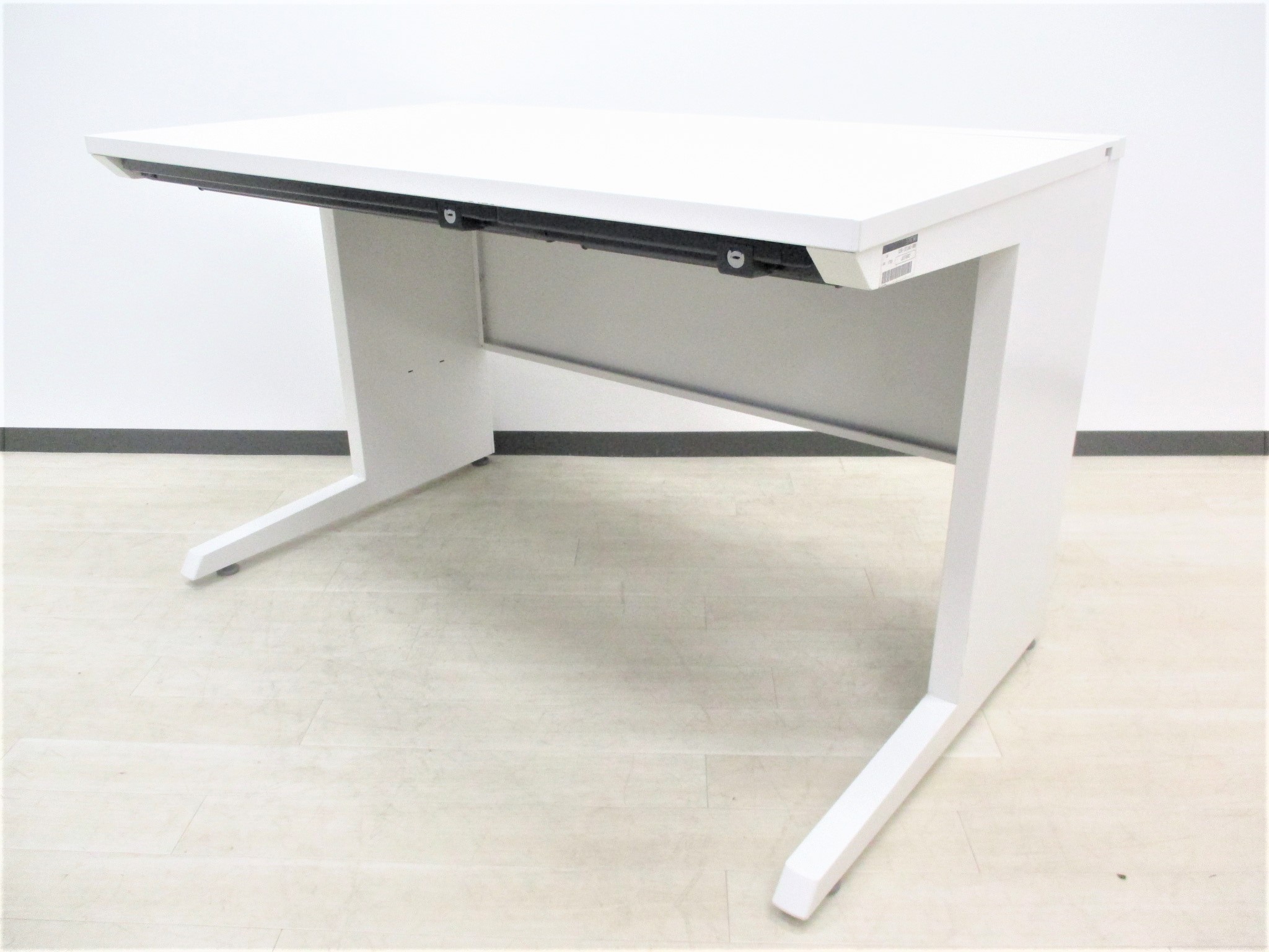 【希少な鍵付き平机‼】モノトーンでオシャレ！1流メーカーの大人気デスク！配線カバー付き！
                        CZR
                                    中古
            