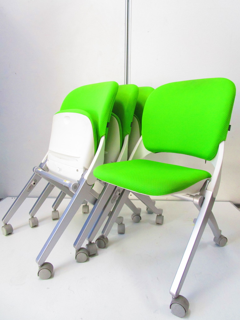 4脚セットでいかがでしょうか！きれいなライトグリーンのネスティングチェア！
                        Elarte
                                    中古
            