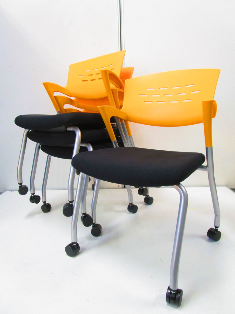 4脚セットで1割お安く手に入る！オレンジが印象的なスタッキングチェア
                        会議イス
                                    中古
            