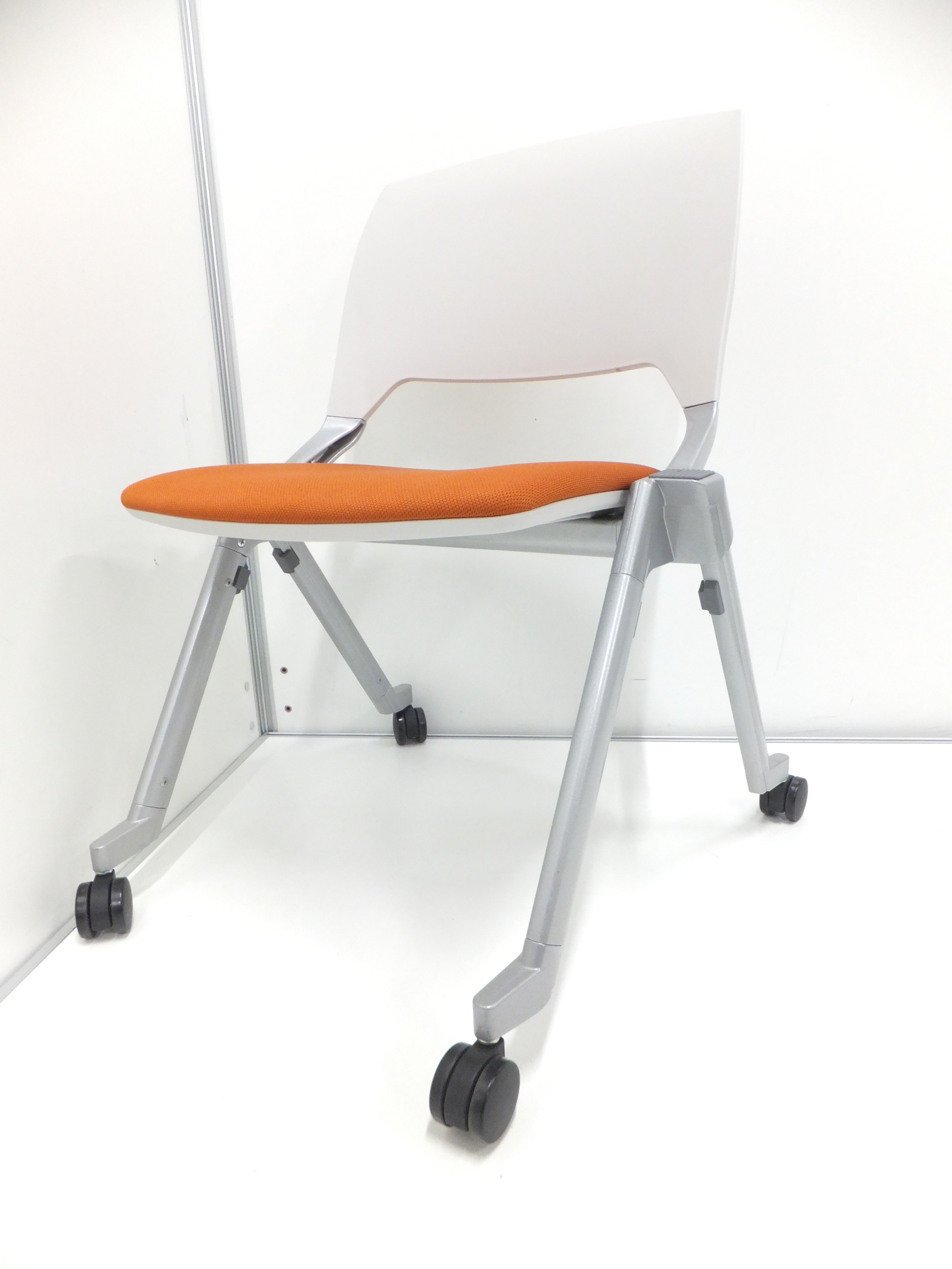 【スタッキングとネスティング！両方できる優れもの！】キャスターも付いているので、移動もラクチンです！
                        FM-320
                                    中古
            