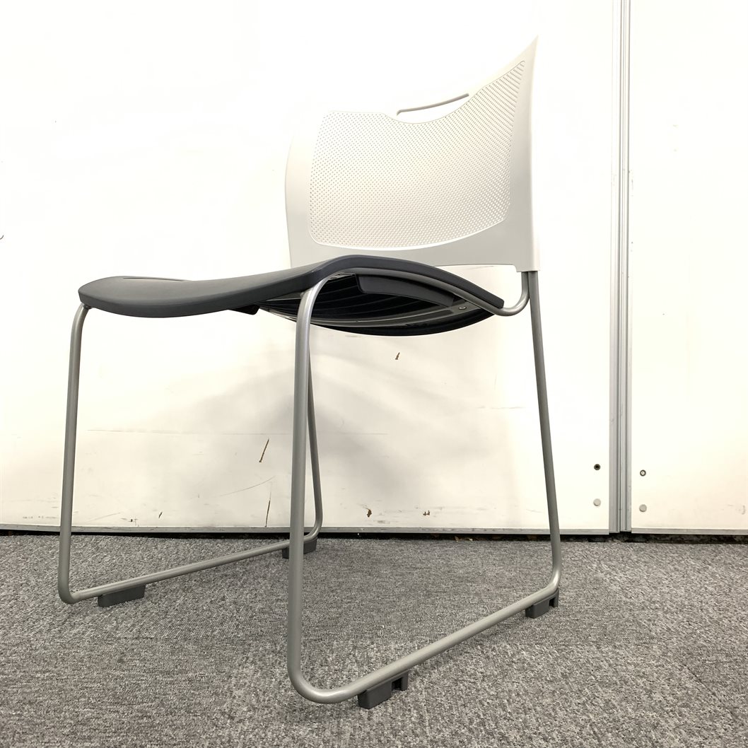 【限定４台入荷！】【新古品】【会議室用】アイリスチトセ｜スタッキングチェア
                        その他シリーズ
                                    新古品
            
