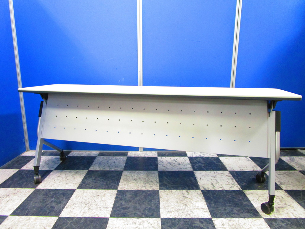 人気のホワイト天板 サイドスタックテーブル！足元が広く幕板があるので、足元を気にしない！
                        Linello 2
                                    中古
            