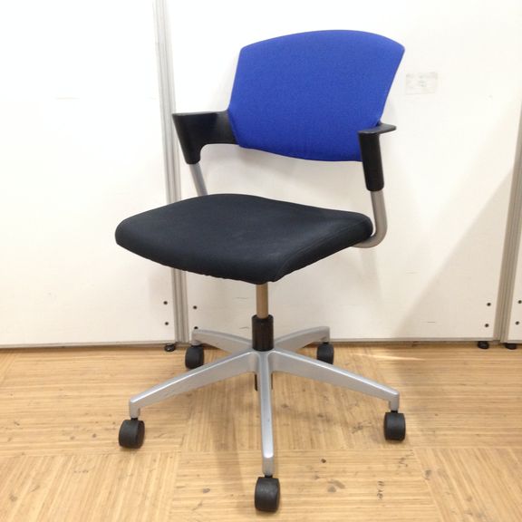 【5脚入荷】オフィスの新定番　ブルーチェア コクヨ プロッティ　キャスター付き！
                        プロッティ（キャスター付）
                                    中古
            