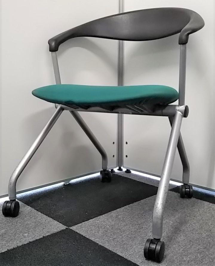 【研修室等にピッタリな1品！】内田製ネスティングチェア　座面を折り畳んで重ねて収納できます！
                        その他シリーズ
                                    中古
            