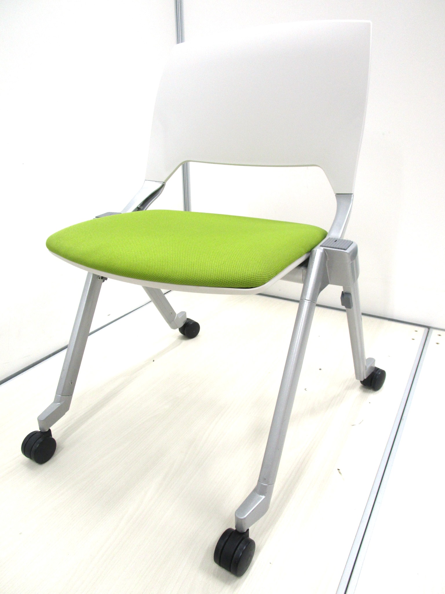 ■スタック収納可能!! ミーティングチェア■ホワイト+グリーンーカラーです!!{ネスタブル]
                        FM-320
                                    中古
            