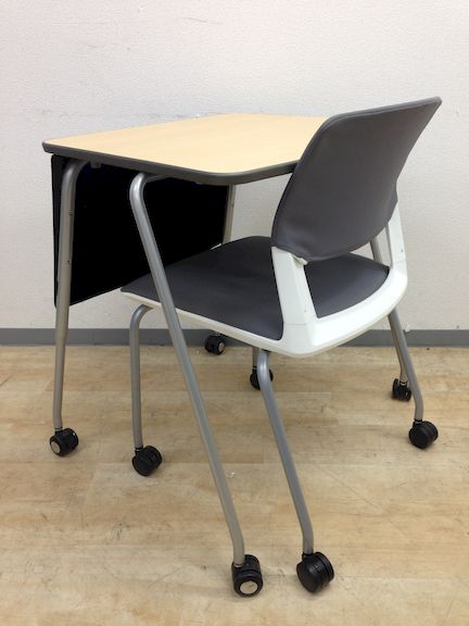 [デスク＋チェアセット！]国内メーカー製のブラック&ホワイトチェアとデスクがセット！
                        その他シリーズ
                                    中古
            