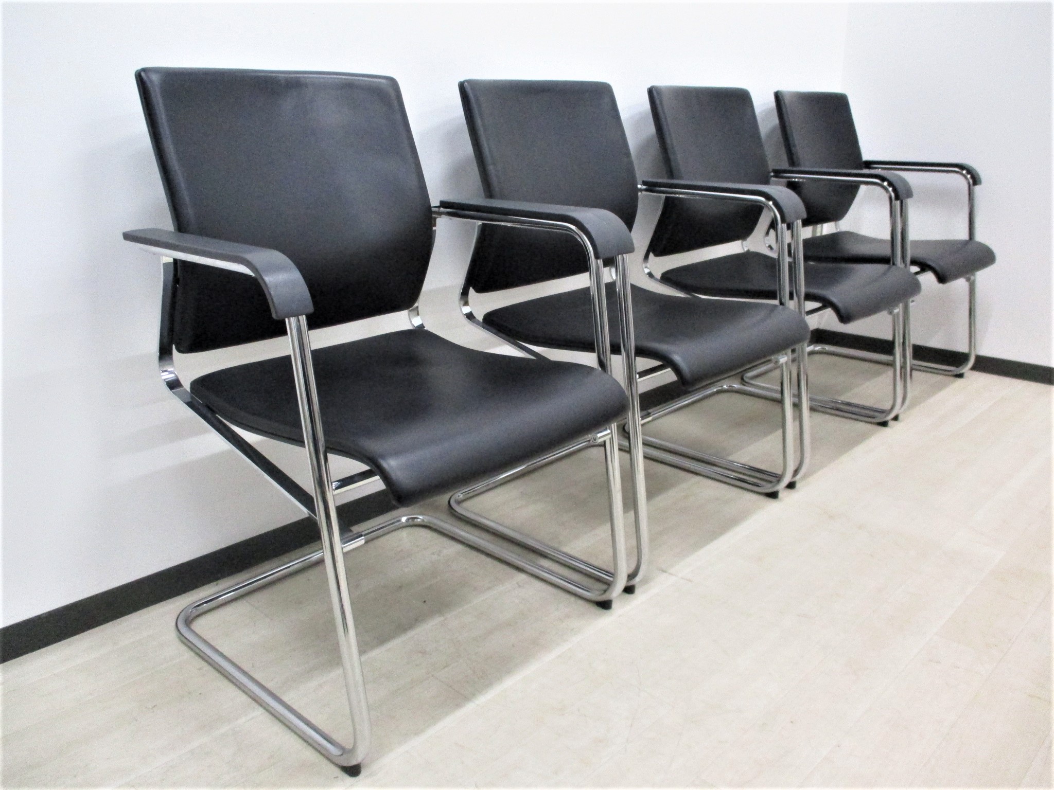 【4脚セットで定価120万のチェア！】オフィスにあるとかなりカッコイイです！！ミドルバックキャンティレバー　レザーブラック　74/99
                        -
                                    中古
            