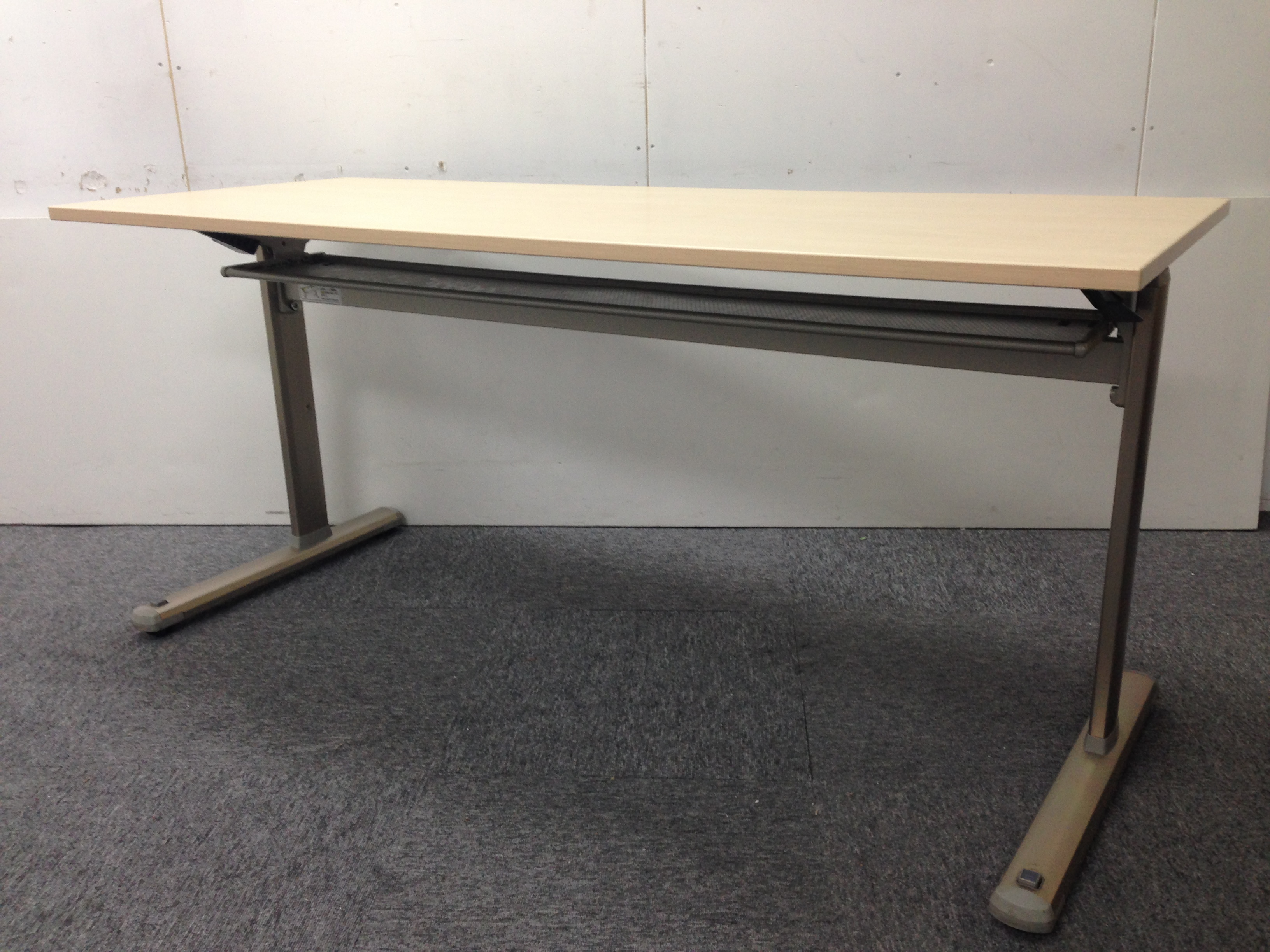 サイドスタックテーブル｜跳ね上げ式｜会議用や講習会用に便利！【起業】【増員】
                        KT-700 シリーズ 
                                    中古
            