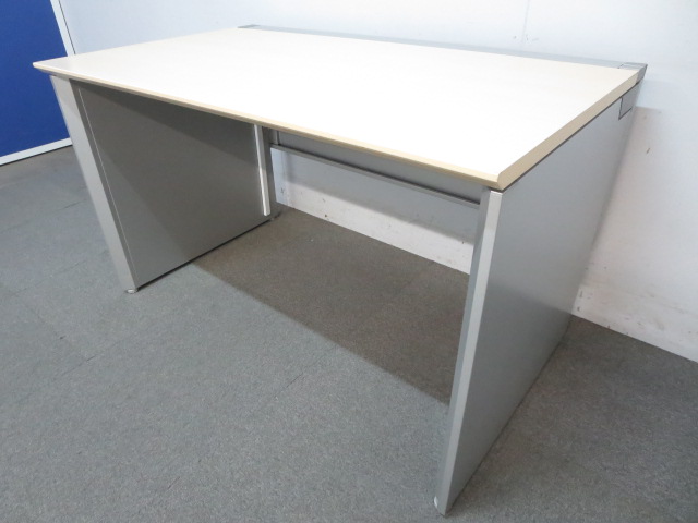 【快適なデスクワークを実現！】■オカムラ　平デスク（W1200mm） ■ナチュラル天板/シルバーパネル脚
                        プロユニット 
                                    中古
            