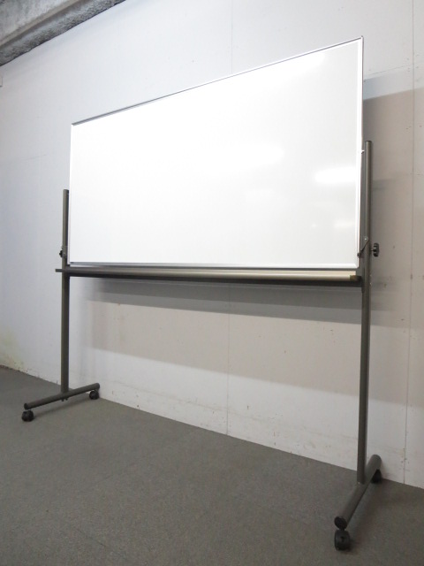 【広々使える1800mmタイプ！】■脚付ホワイトボード　両面使用可能 ■※一部パーツ欠けにつき値下げしました！
                        白板　回転ボード
                                    中古
            