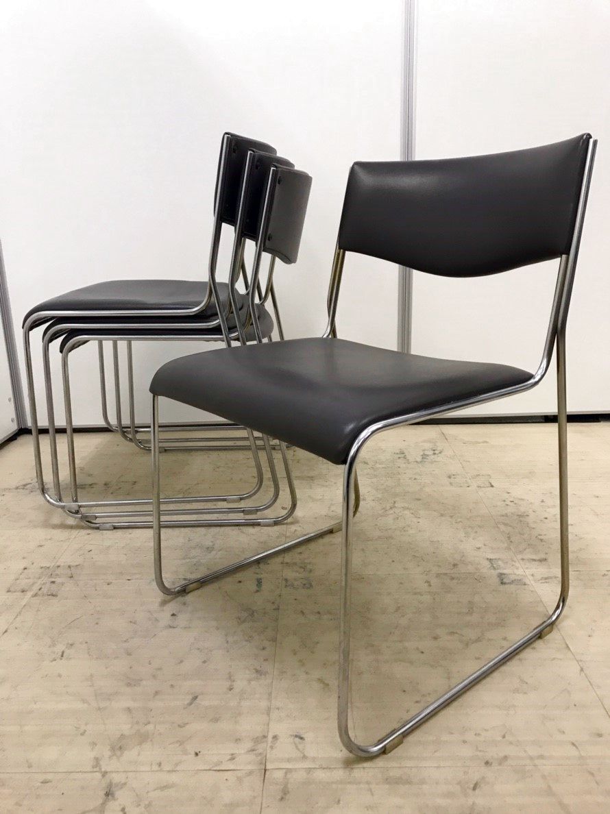 【50％OFF】4脚セット　スタッキングチェア｜ビニール地｜擦れ・使用感あり
                        -
                                    中古
            