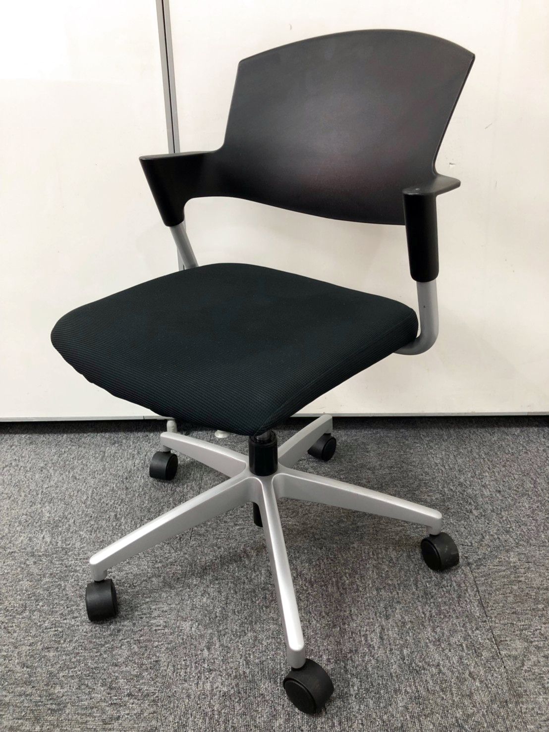 ミーティングスペース/リフレッシュスペースに対応し、快適な座り心地を実現します。コクヨ製　プロッティ！
                        プロッティ（キャスター付）
                                    中古
            