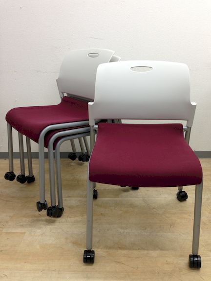 【チェア4脚セット入荷！】　レッドー色　スタッキングチェア！！ ウチダ製
                        MF-270シリーズ
                                    中古
            