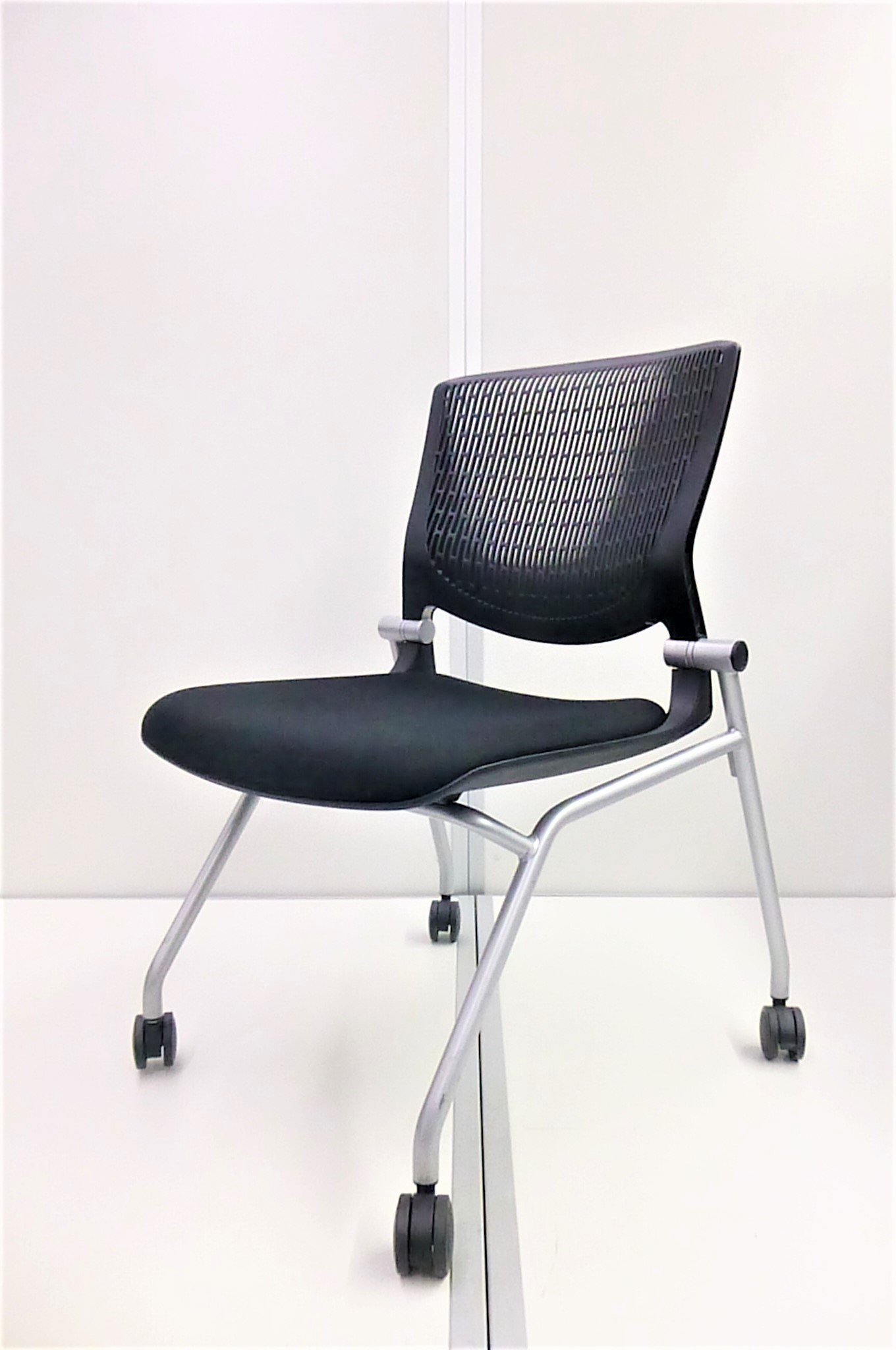 【KS】【希少品‼】ミーティングチェアで1番の売れ筋！しなやかにワーカーを受け止めるスリット構造のベンディングシェルを採用！洗練されたデザインのミーティングチェア‼
                        グラータ
                                    中古
            