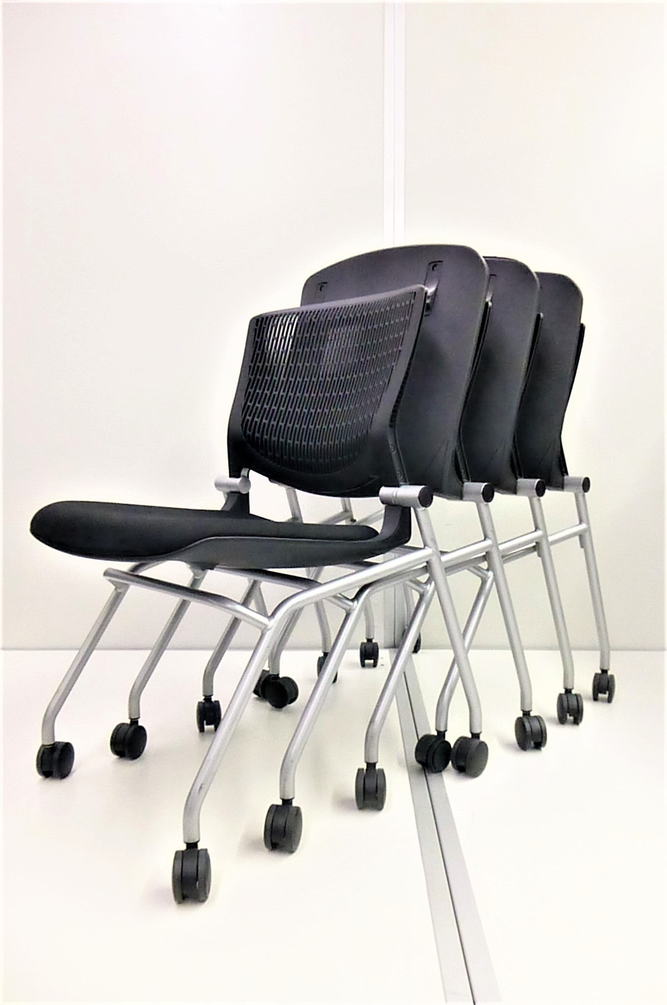 【KS】【希少品4脚セット‼】ミーティングチェアで1番の売れ筋！しなやかにワーカーを受け止めるスリット構造のベンディングシェルを採用！洗練されたデザインのミーティングチェア‼
                        グラータ
                                    中古
            