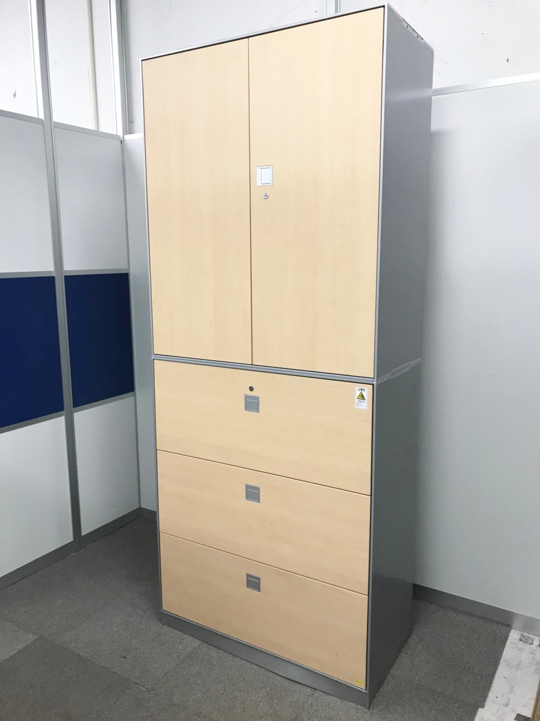 シルバーとナチュラルのスタイリッシュな仕上がり。3段ラテラルと両開きの人気書庫セット！
                        エーゲージ
                                    中古
            