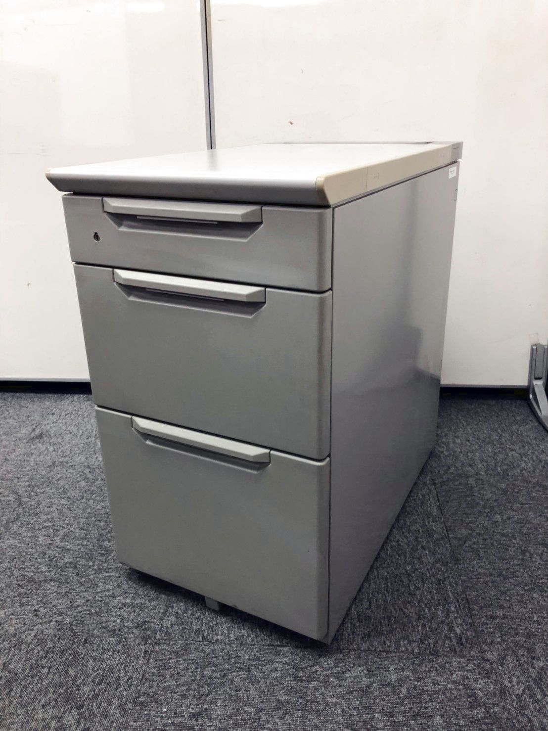 [３台入荷！】内田洋行製｜３段脇机
                        その他シリーズ
                                    中古
            