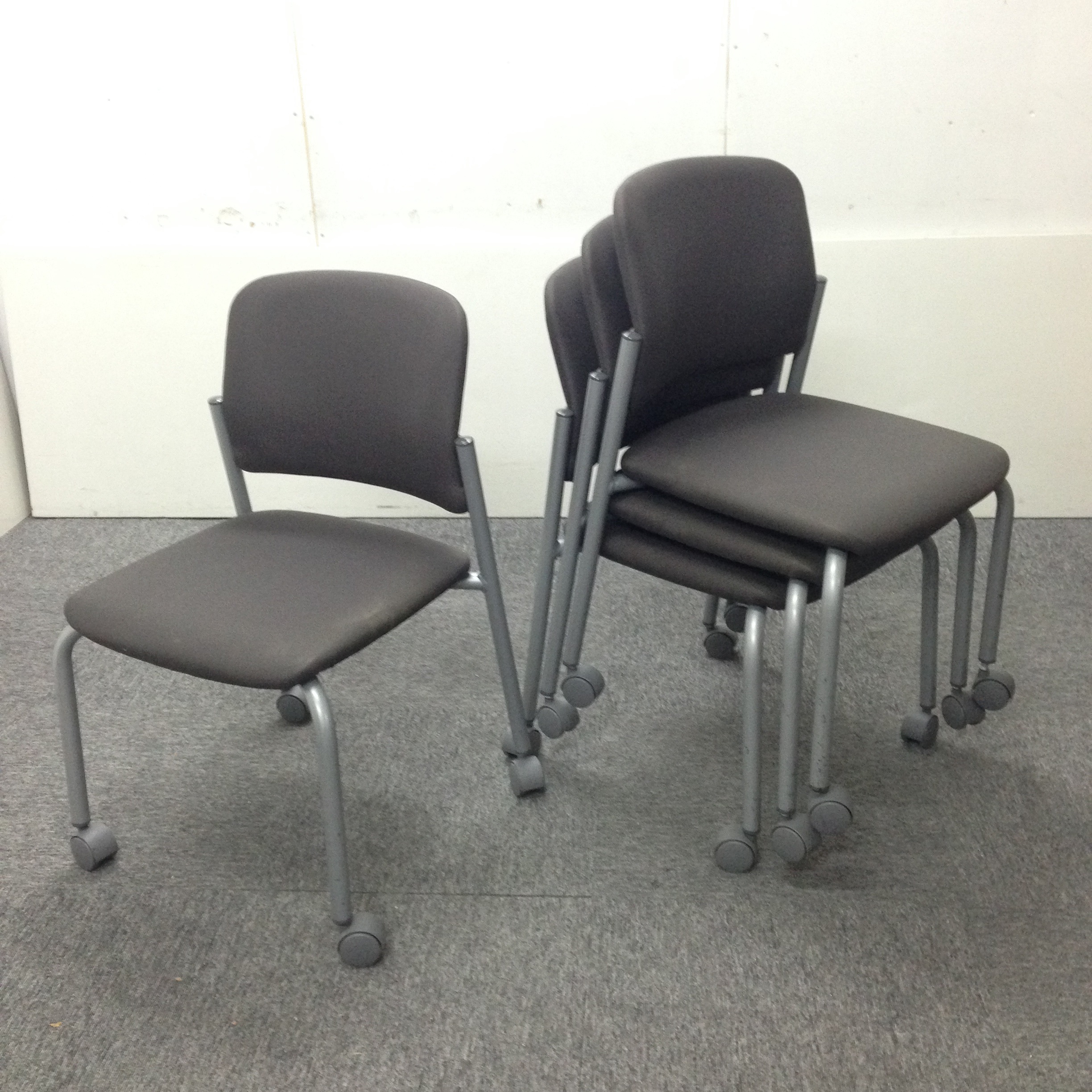 【2セット限定！】便利で使い易いスタッキングチェア！4脚セット☆
                        その他シリーズ
                                    中古
            