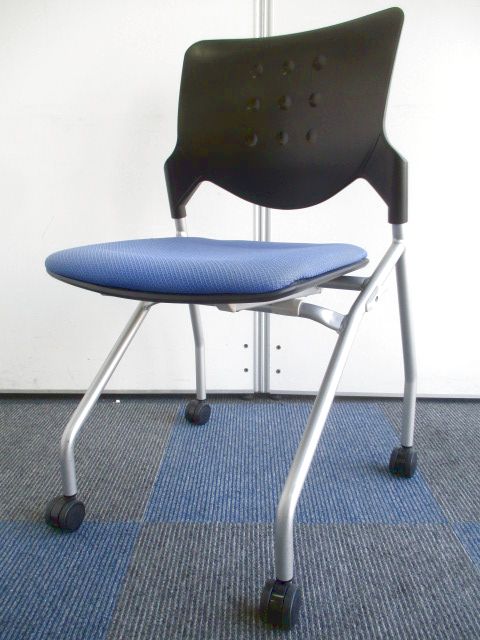 【会議室におすすめ】座面を跳ね上げ収納可能【便利なキャスター付き】
                        ラクソス 
                                    中古
            