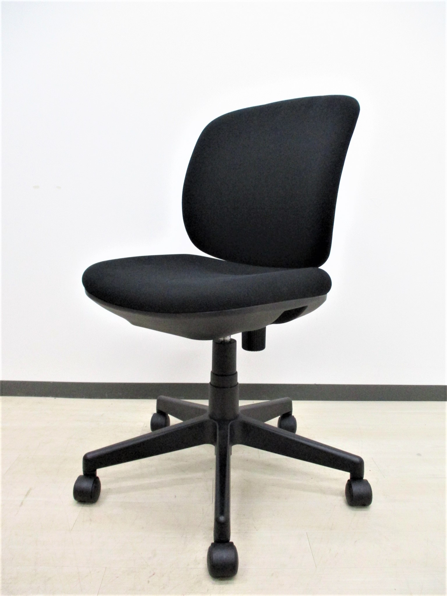 残り1脚！！[40脚揃います！]事務椅子　オフィスチェア　肘なし　ローバック[ローコストチェア]大人気プリセアチェア
                        Presea 
                                    中古
            