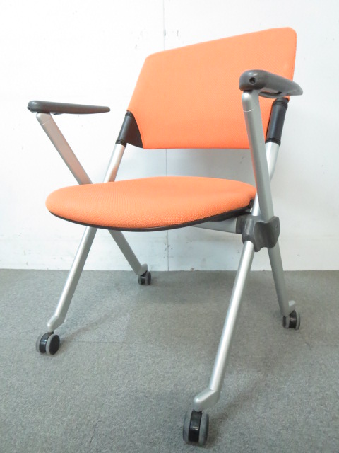 【※1点限定！お値下げ品！】■LITA（リータ） スタッキングチェア　肘付　オレンジ　■ネスティングチェア【フレキシブルに活躍！水平・垂直2種類のスタッキング！】
                        リータ 
                                    中古
            