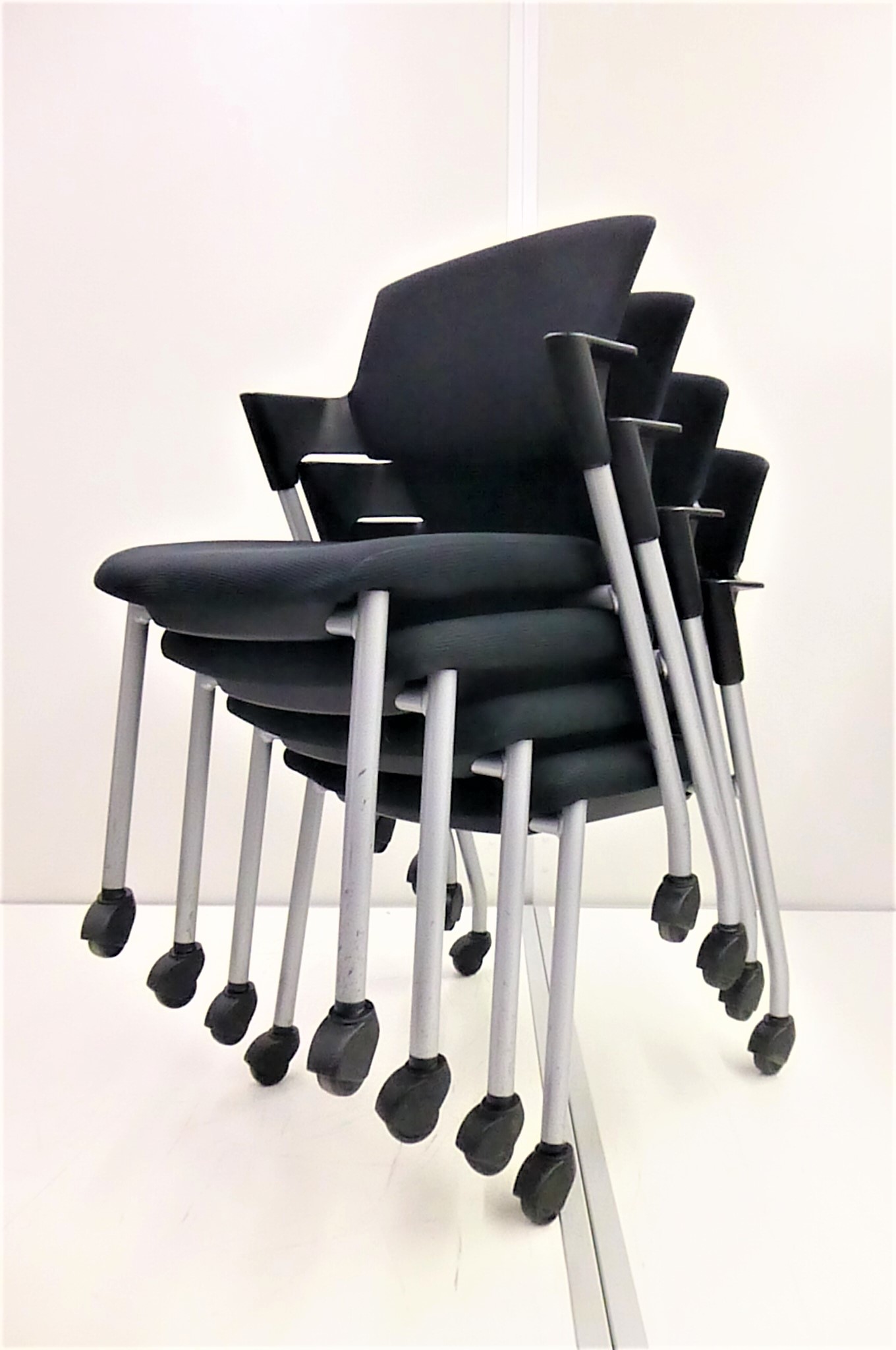 【KS】4脚セット！【ゴムキャスターで床が傷つきにくい！】コクヨ1番人気　スタッキングチェア　上に重ねて収納可能な優れもの!キャスター付きで移動もラクラク！
                        プロッティ（キャスター付）
                                    中古
            