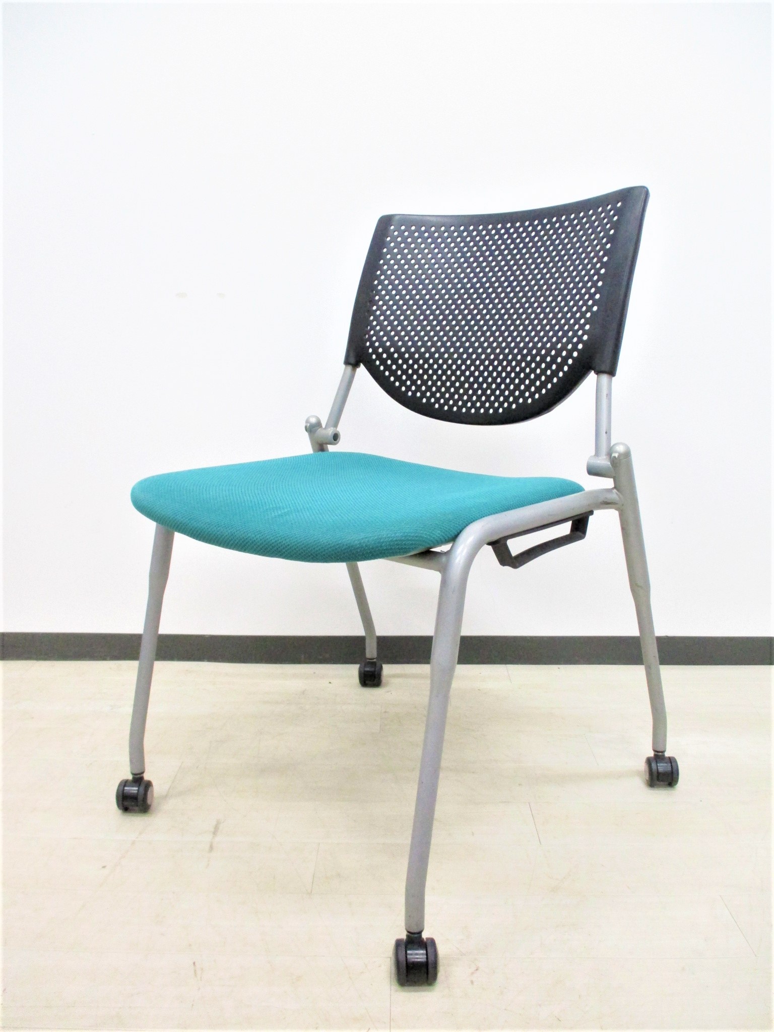 人気シリーズの入荷です！使わないときは畳めてスペース確保！【足に若干の塗装剥がれがあります】
                        プロスタック
                                    中古
            