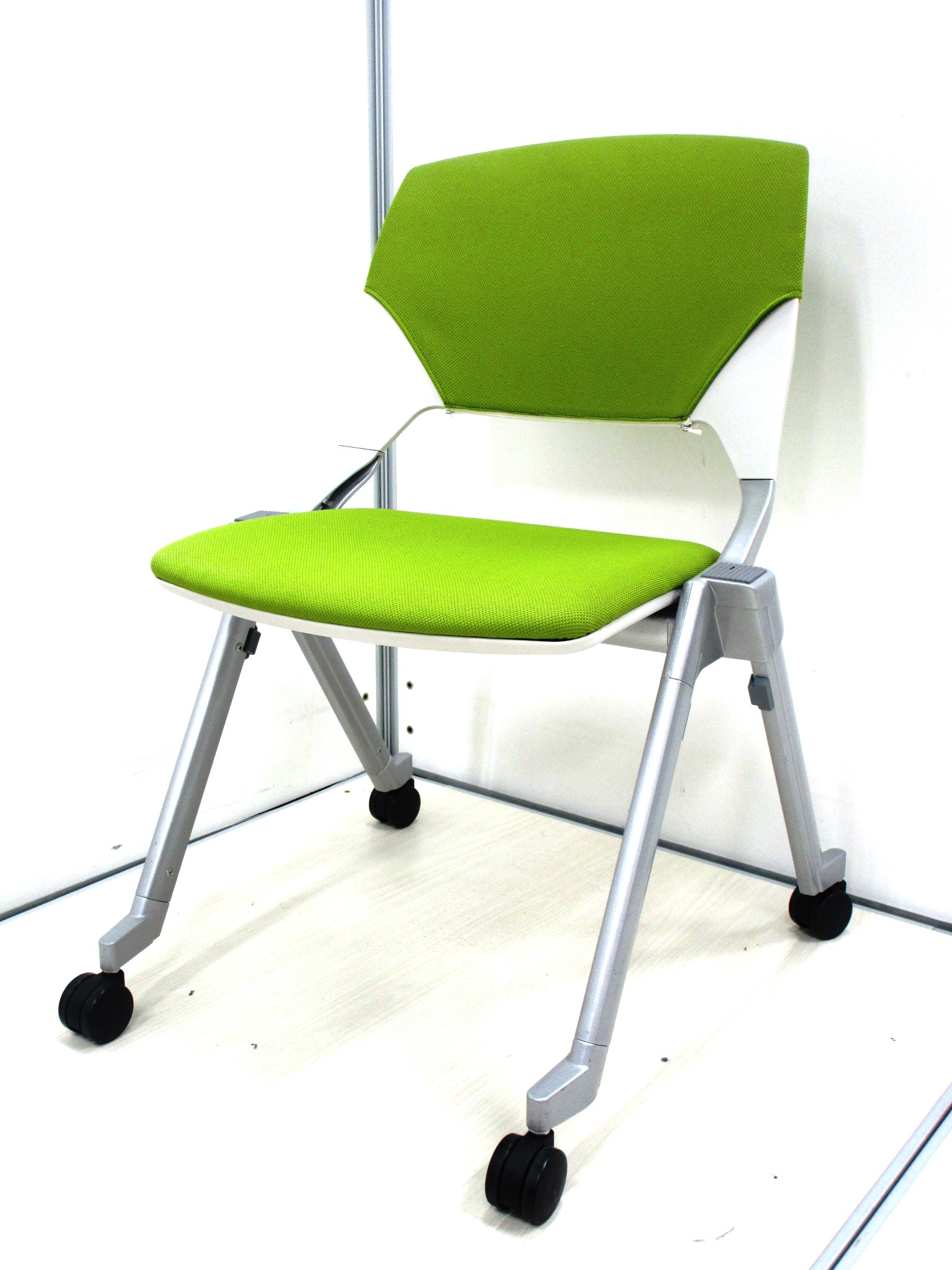 【自然感溢れるグリーンチェア】■どんなシーンにも合わせやすいチェアです!
                        FM-320
                                    中古
            