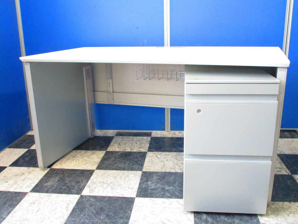 シルバーとホワイトがかっこいい！足元が広い140cmデスク
                        プロユニット
                                    中古
            