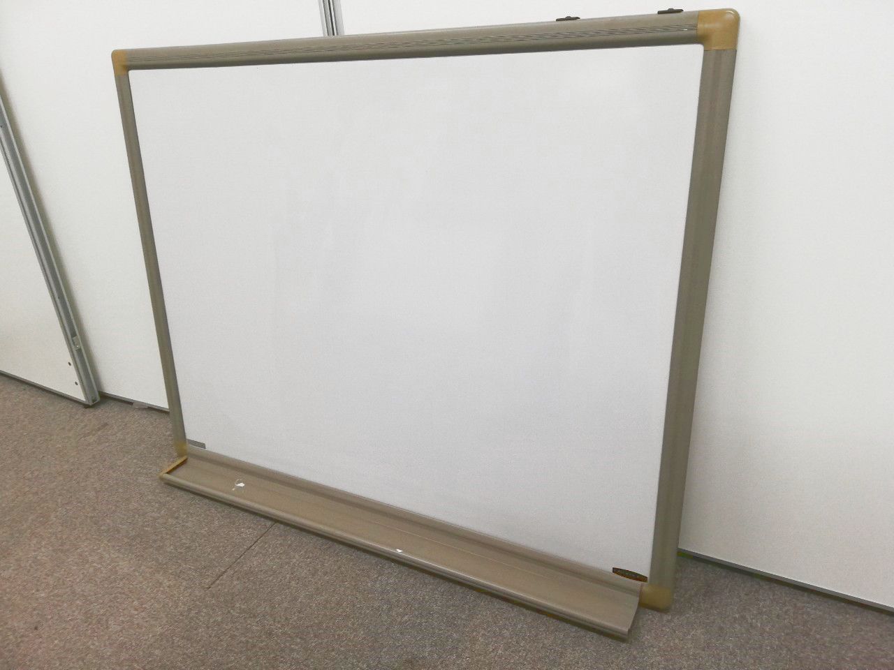 【訳アリ商品になります。】壁掛けタイプのホワイトボードです。汚れ、部品欠品の為お買い得価格になっております。【値下品】
                        その他
                                    中古
            