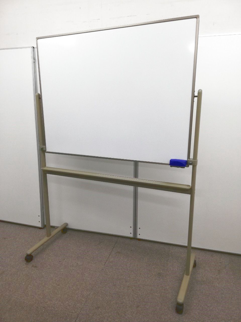 【自立式ホワイトボード】両面使用可能！キャスター付きで社内も楽々、移動が可能！無地タイプのホワイトボードになります。
                        その他ホワイトボード
                                    中古
            