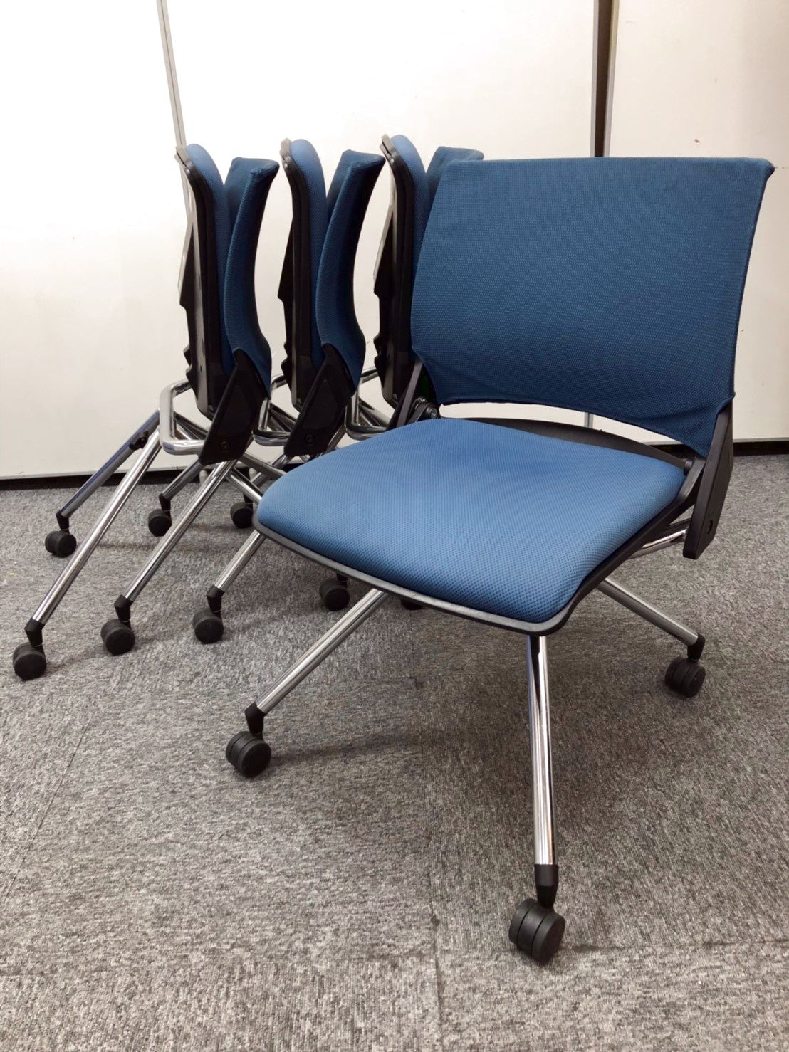 【高級チェア　現行品！　4脚セット価格！！】ミーティングスペースなどに！　質の良いオカムラのネスティングチェア入荷！
                        クリール
                                    中古
            