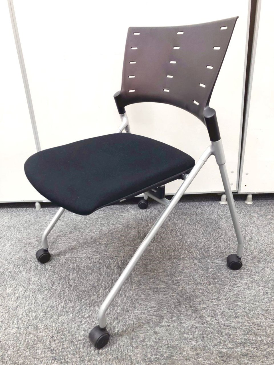 【8脚入荷】軽快なデザインが魅力的なマルチスタッキングチェア！！
                        マノス 
                                    中古
            