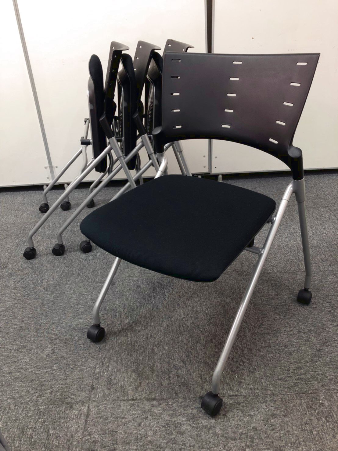 【4脚一式ｾｯﾄ】ミーティングテーブルもご一緒にいかがですか
                        マノス
                                    中古
            