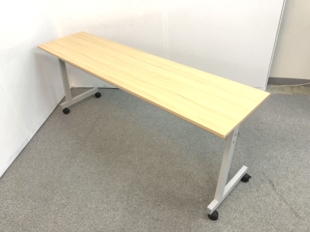 【ナチュラルカラーの３人用として便利なサイドスタックテーブルの入荷です！！】
                        -
                                    中古
            