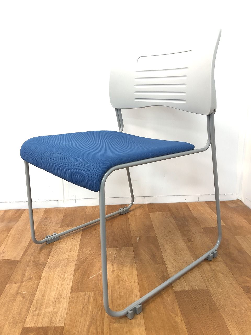 【ホワイト×ブルーカラーの快適スタッキングチェアです！！】
                        PMC
                                    中古
            