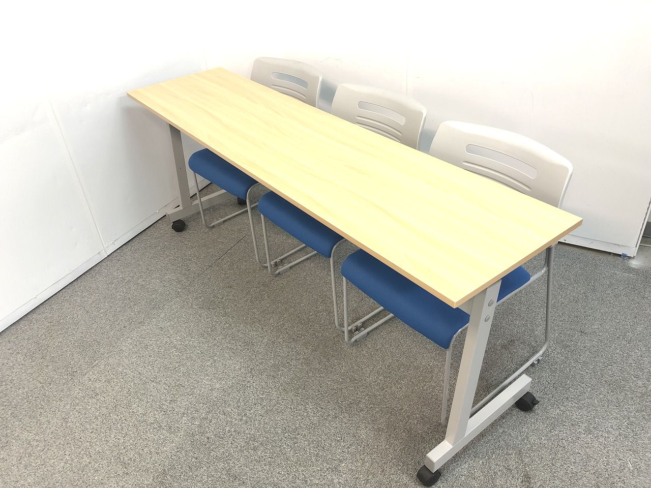 【３人用サイドスタックテーブルとスタッキングチェアのセット商品です！！】
                        -
                                    中古
            