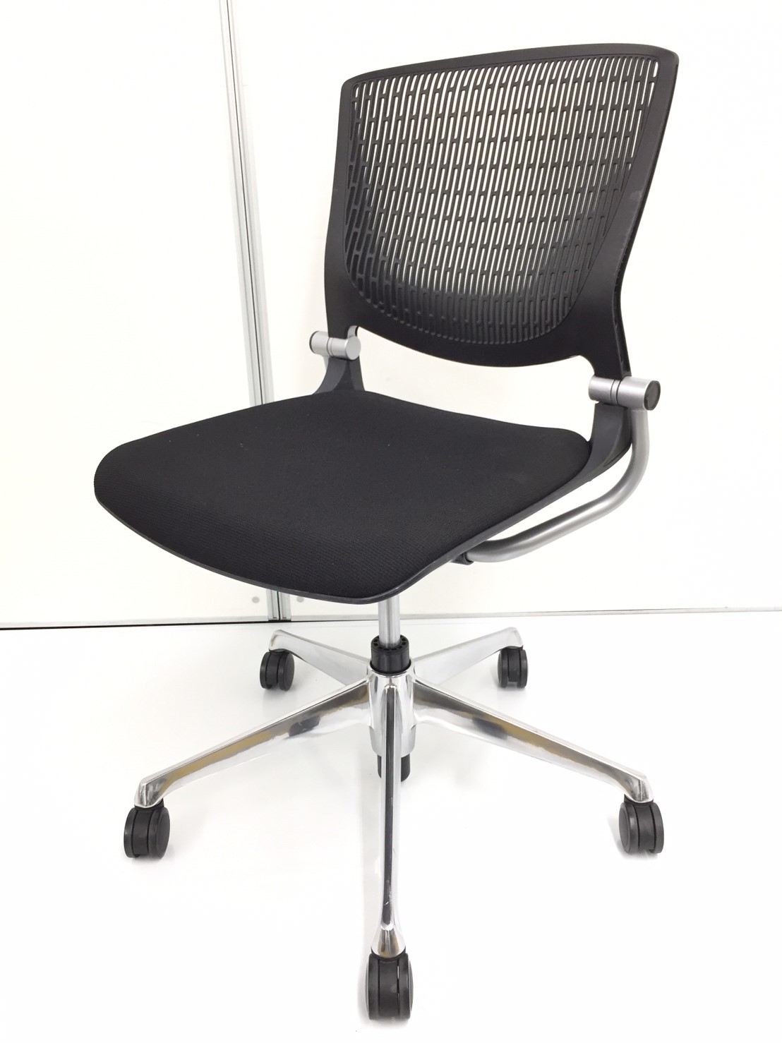 【軽快なデザイン！】【5本脚タイプ！】オカムラ製　グラータチェア
                        グラータ
                                    中古
            