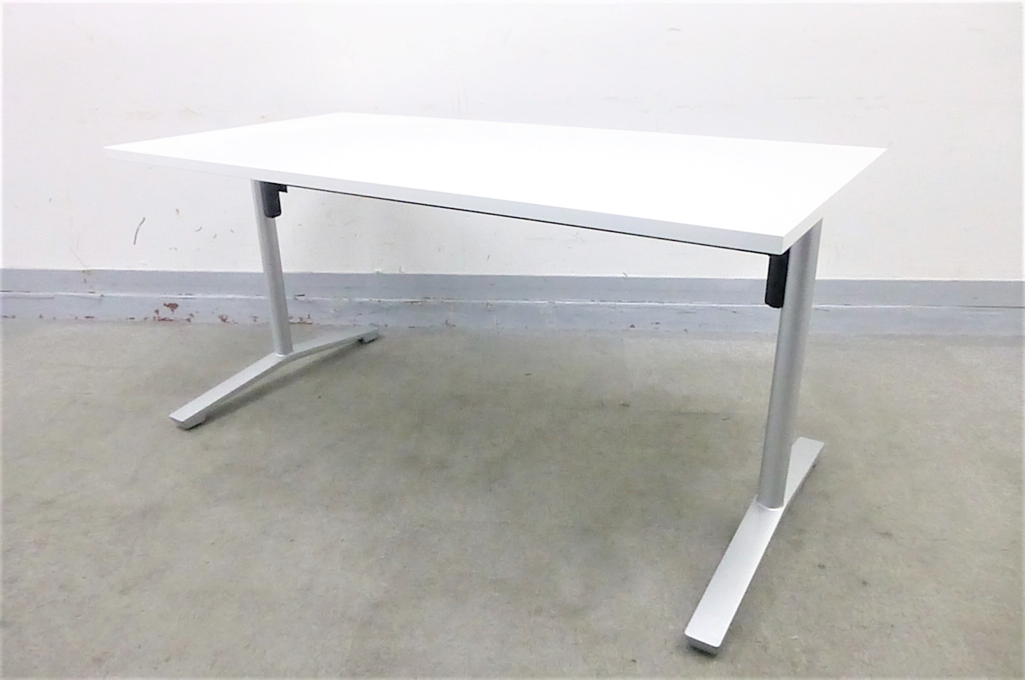 【KS】【なんと2019年製激レア！】キャスター付き、天板を畳めるタイプなので邪魔にならず、使い勝手が非常にいいです！
                        ビエナ
                                    中古
            