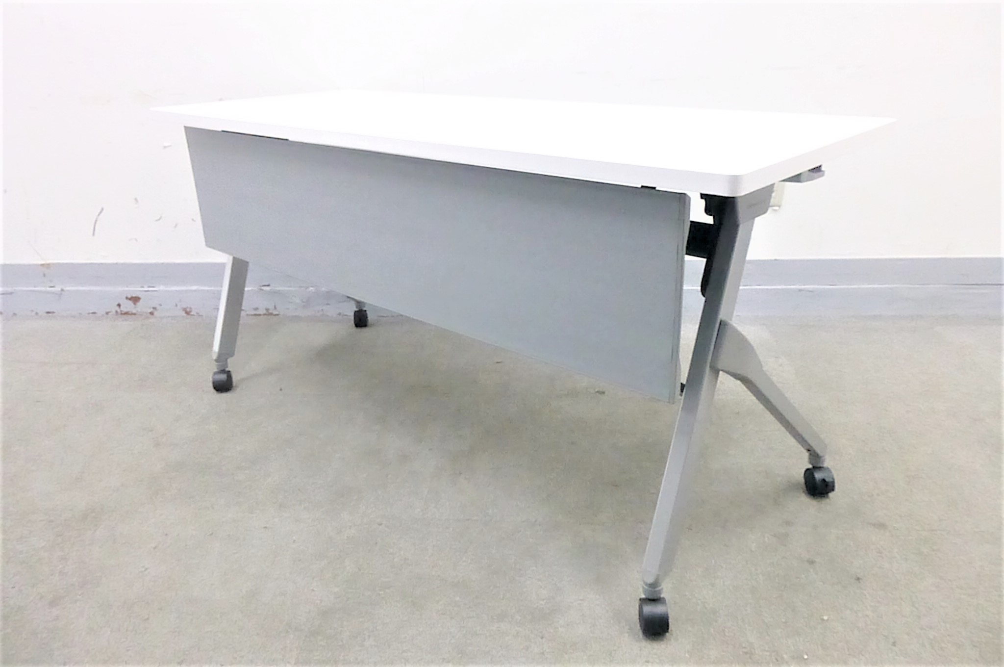 【KS】【2016年製！状態良好】人気シリーズ！2～3名様最適サイズ　ミーティングテーブル　会議テーブル
                        フラプター
                                    中古
            