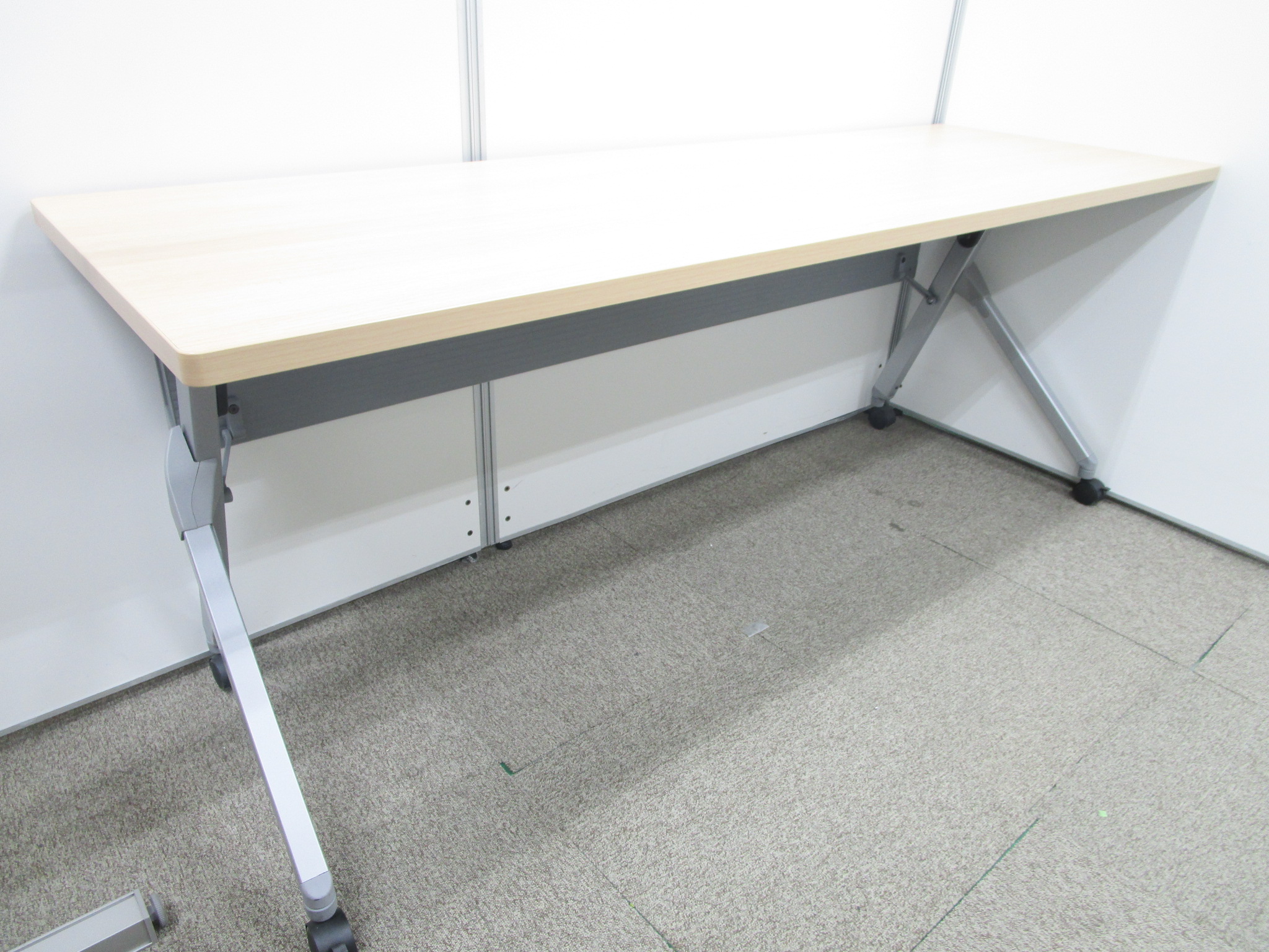 【畳んで収納できるから省スペース！】人気の高いテーブルが入荷！【キャスタ付きで移動も便利！】
                        フラプター
                                    中古
            