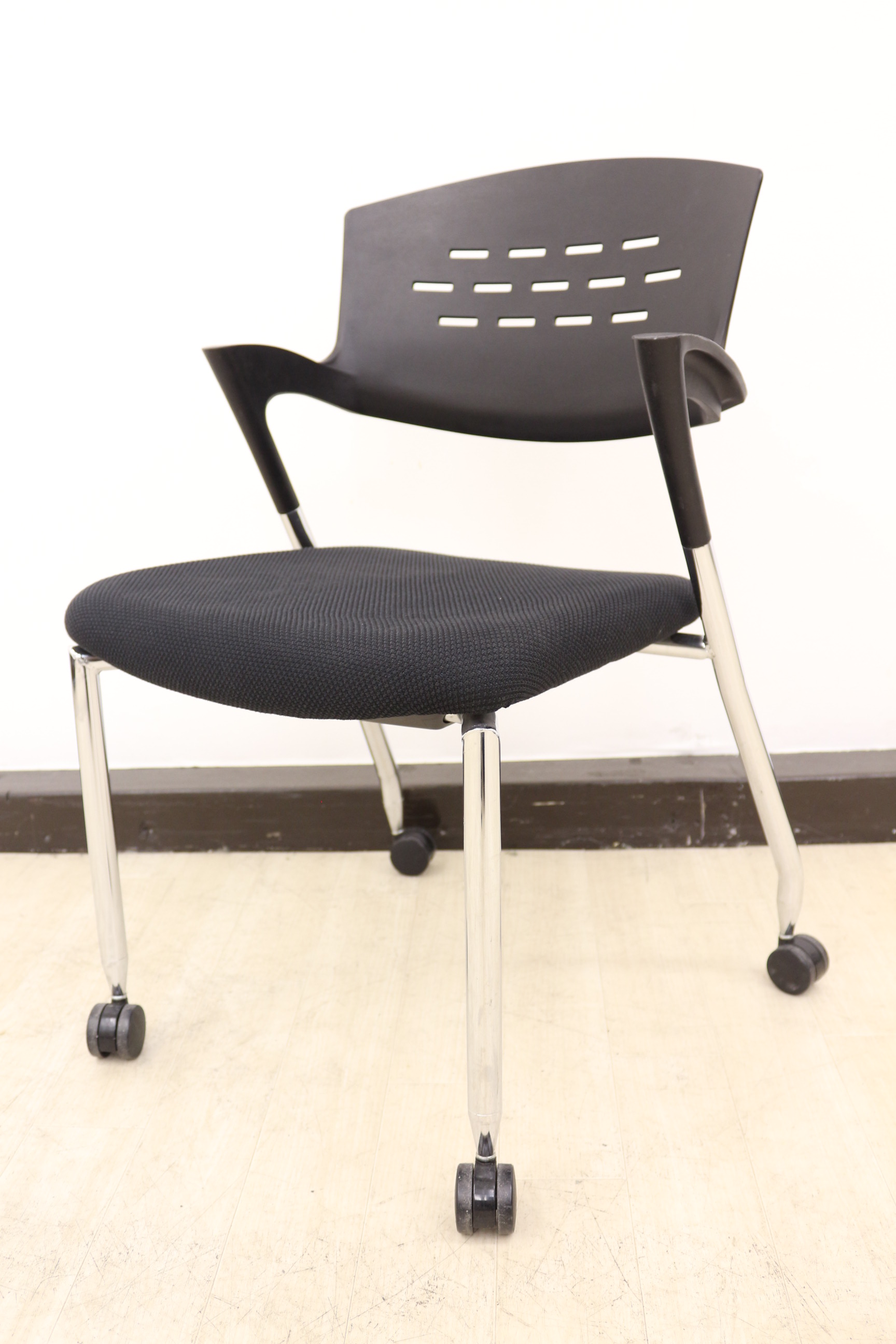 【大人気のブラックカラー積み重ね可能です！】キャスター付の為、移動もラクラク！【安心の国内メーカーイトーキ製】
                        カクタス 
                                    中古
            