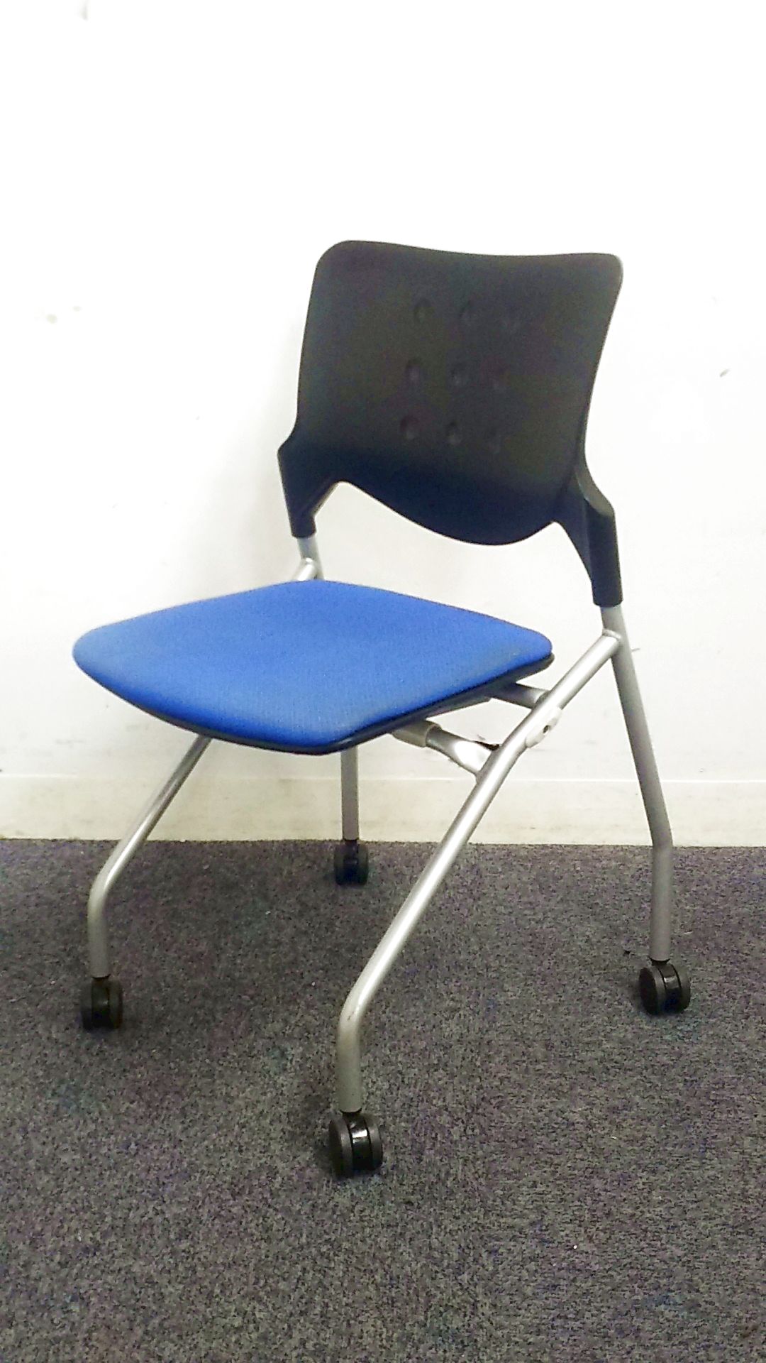 【8脚入荷】未使用時にはコンパクトに！ネスタブル会議チェア！キャスター付き
                        その他シリーズ
                                    中古
            