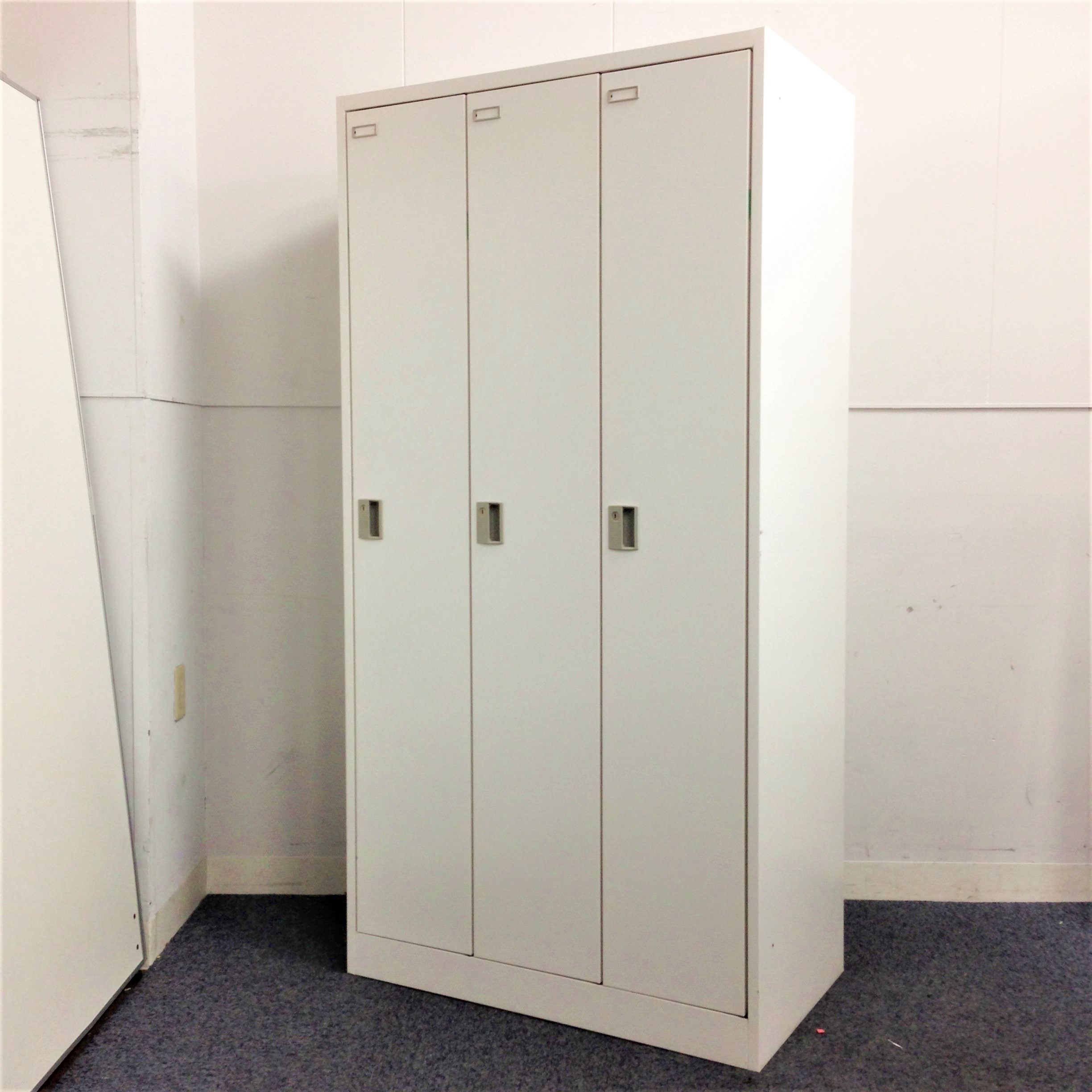 【1台限定】品薄のスチール3人用ロッカーが入荷！落ち着いたホワイトカラー　鍵付き
                        FZ
                                    中古
            