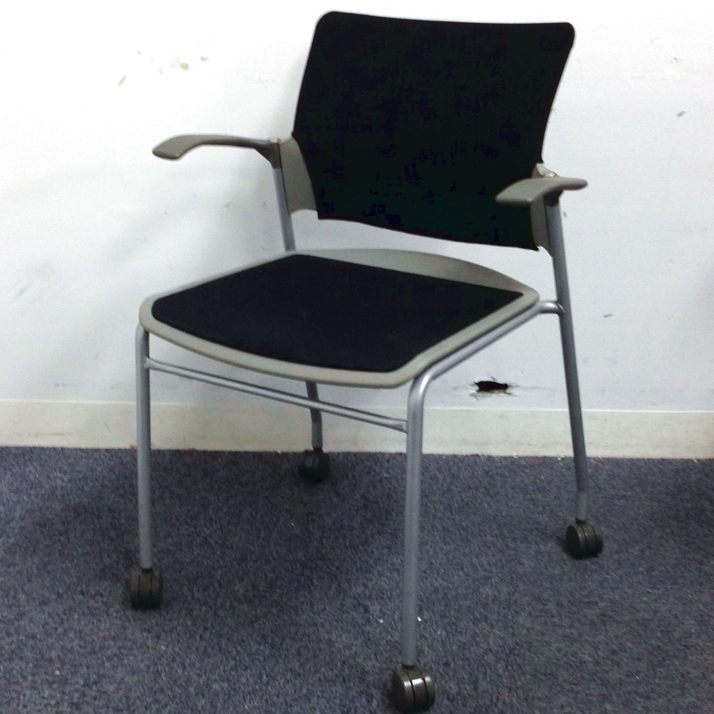 肘付きで長時間の会議も快適！背カバー付き　価値のあるブラック色
                        フォルマ
                                    中古
            